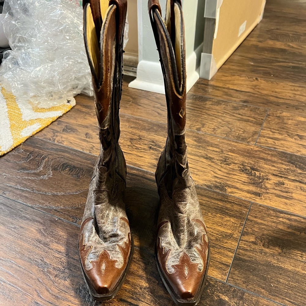 Corral high heeled cowboy boots